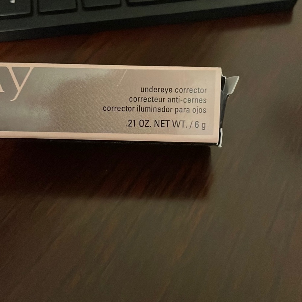 Under eye Corrector